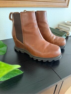 Sorel Chestnut Brown Leather Wedge Chelsea Ankle Boots
